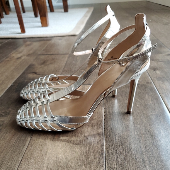Banana Republic Shoes - Banana Republic gold heels NWOT